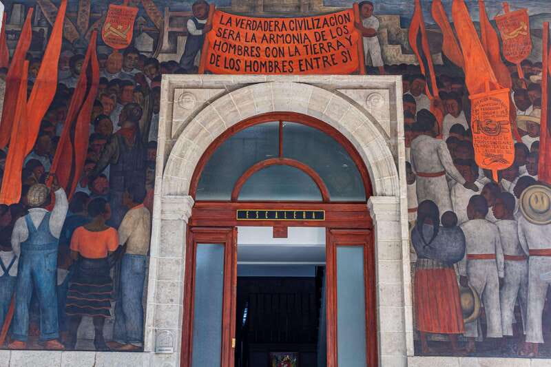 Mexican muralism with a true Art lover - San Ildefonso and the early mural movement