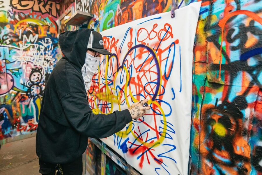 NYC: Brooklyn Graffiti Workshop with Local Artist - The first lessons: lines, letters, and spray control
