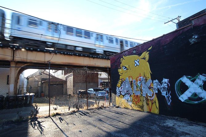 Offbeat Street Art Tour of Chicago: Urban Graffiti, Art, and Murals - A short pause at Ipsento 606
