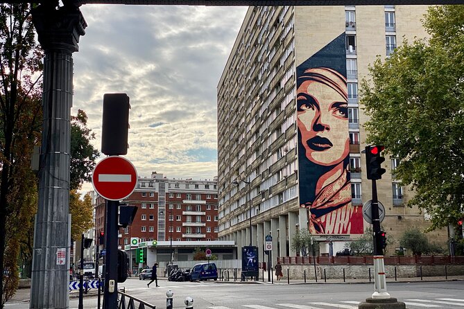 Paris Street Art, smartphone audioguided tour - How the Rewind app works on the street