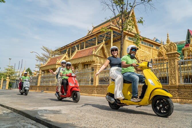 Phnom Penh: Highlights Tour Including National Museum - Riding through Phnom Penh by Vespa or tuk tuk