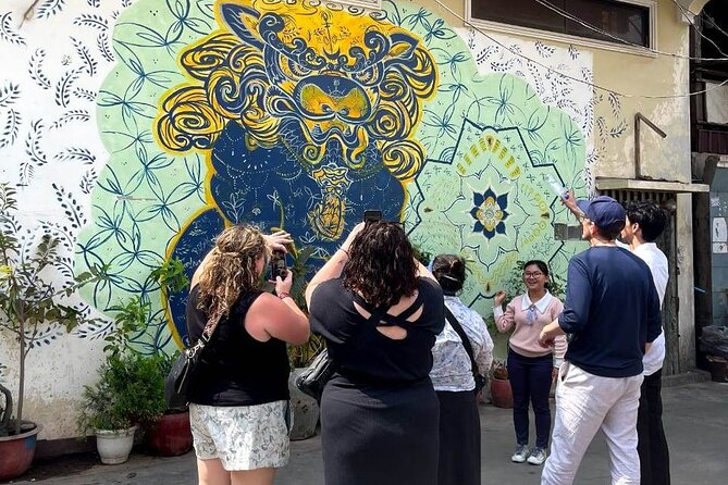 Phnom Penh's Morning Market and Street Art Tour by Tuk tuk - Finding murals around Boeung Kak