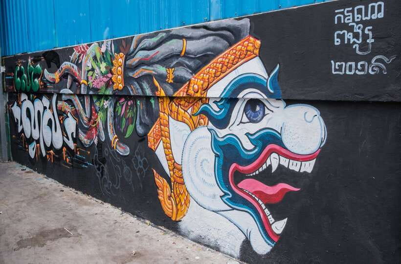 Phnom Penh: Street Art & Food Tour by Tuk-Tuk - Eating Banh Chaev near Wat Botum Park