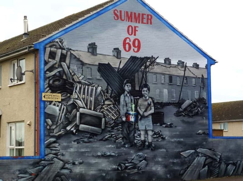 Political Wall Murals and Peacewall - The Falls Road and Shankill in a short circuit