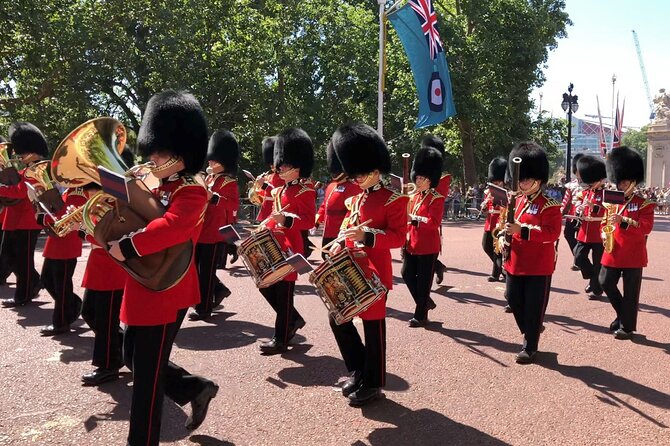 Private Royal London Bike Tour with pub & street art - Admiralty Arch, Trafalgar Square, and Covent Garden
