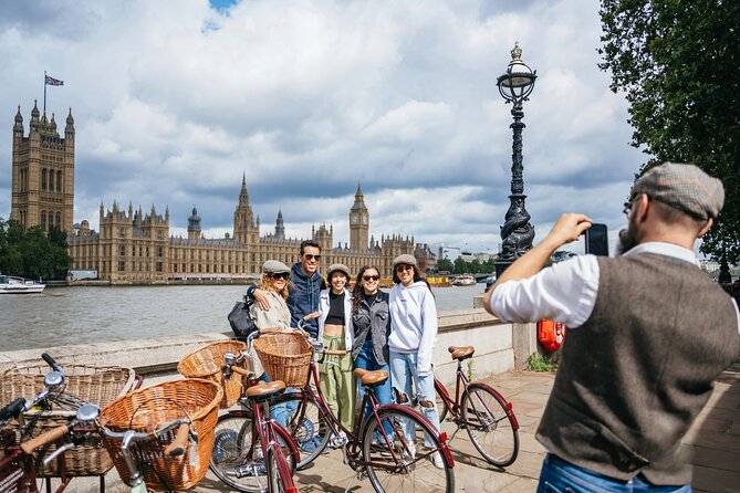 Private Royal London Bike Tour with pub & street art - A pint at the Lamb & Flag