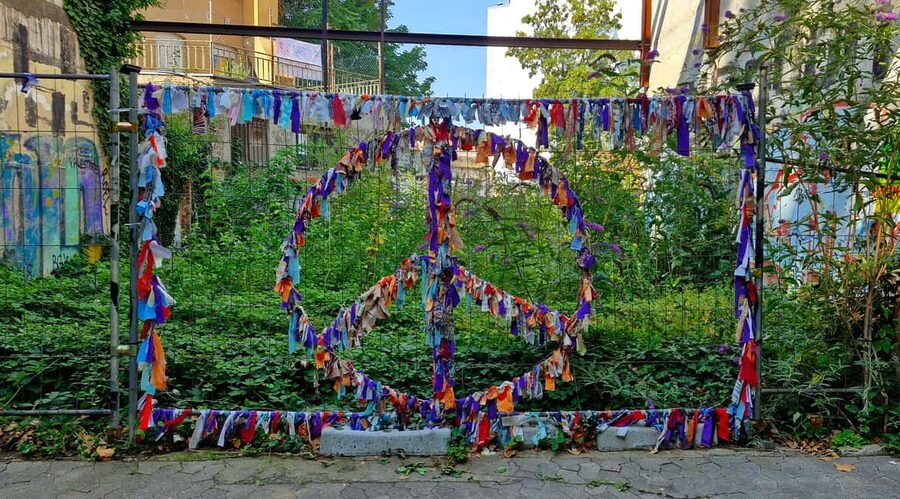 Saarbrücken: Street Art & Food Tasting Tour - Meeting mysterious sculptures in public spaces