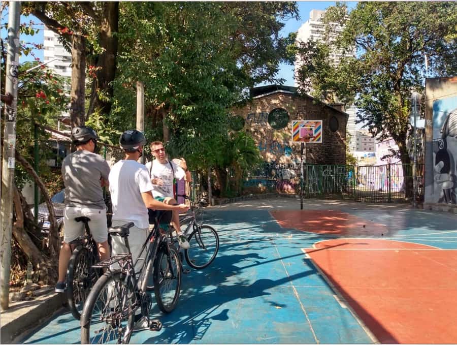 São Paulo: Street Art Bike Tour - What the guide adds to the ride