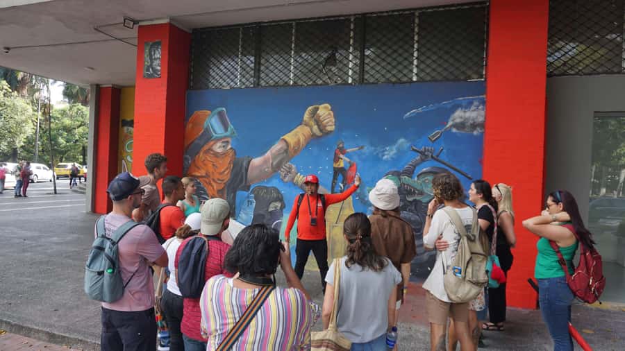 Shared Tour Cali's Salsa, Graffiti & Resistance Experience - The River Boulevard and the Curve