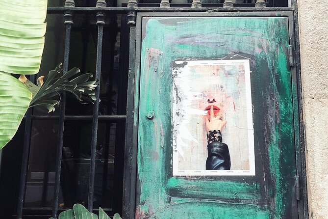Street Art, Sculptures & Crime Stories Walking Tour – Barcelona - What the guide adds to the walk