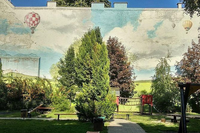 Street Art Tour Budapest - What Atilla adds to the experience
