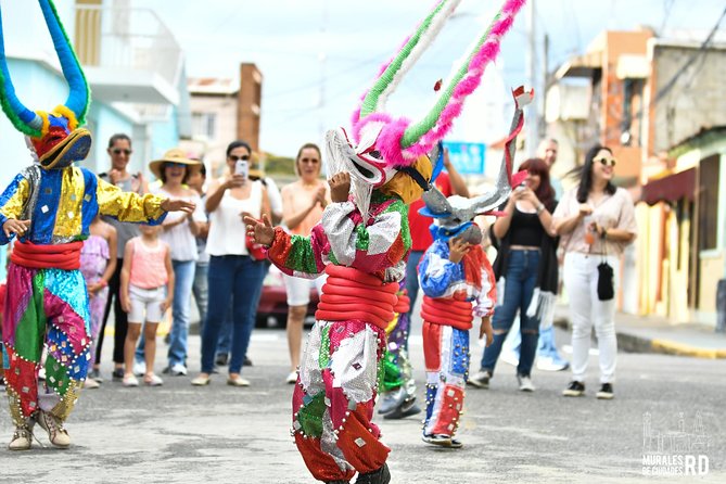 Street art walking tour in Santiago (art walk) - The historic center and old painted houses
