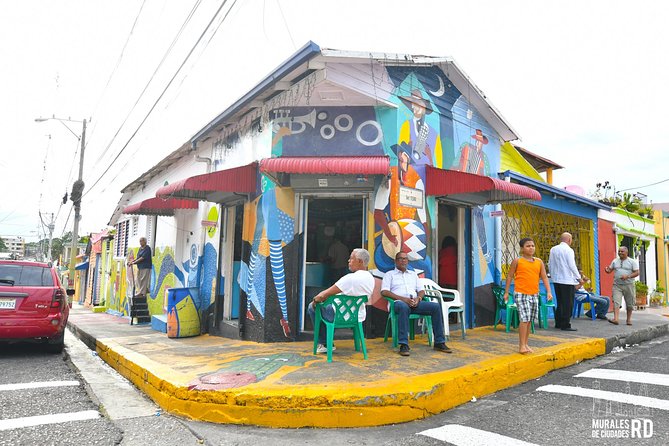 Street art walking tour in Santiago (art walk) - Reading the murals with Juan Carlos Alvarez