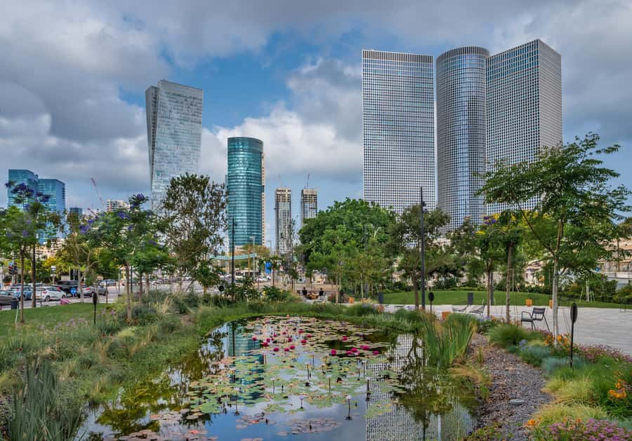 Tel Aviv: Florentin Saturday Walking Tour - Moving from quiet streets into Florentin