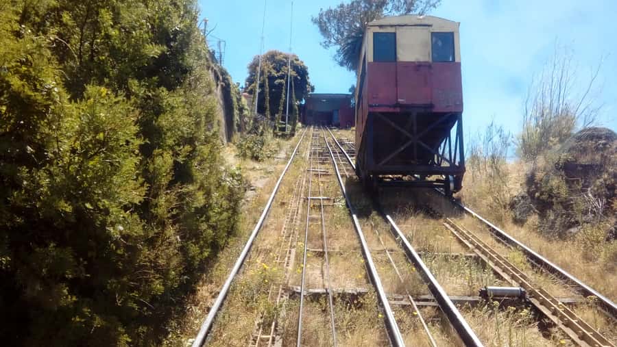 Valparaiso: Street Art, Funiculars and Port City Tour - Riding El Peral into the hills
